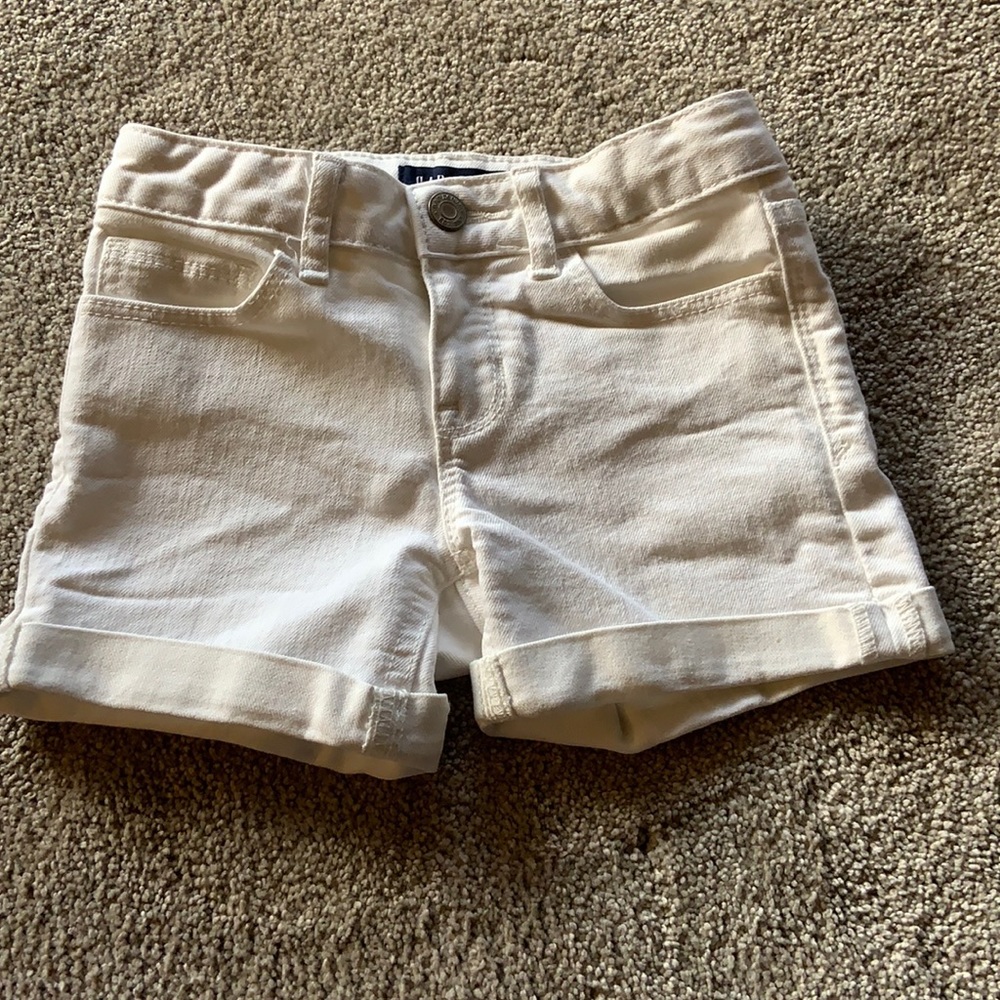 Girls GAP white denim shorts. Size 6/S.